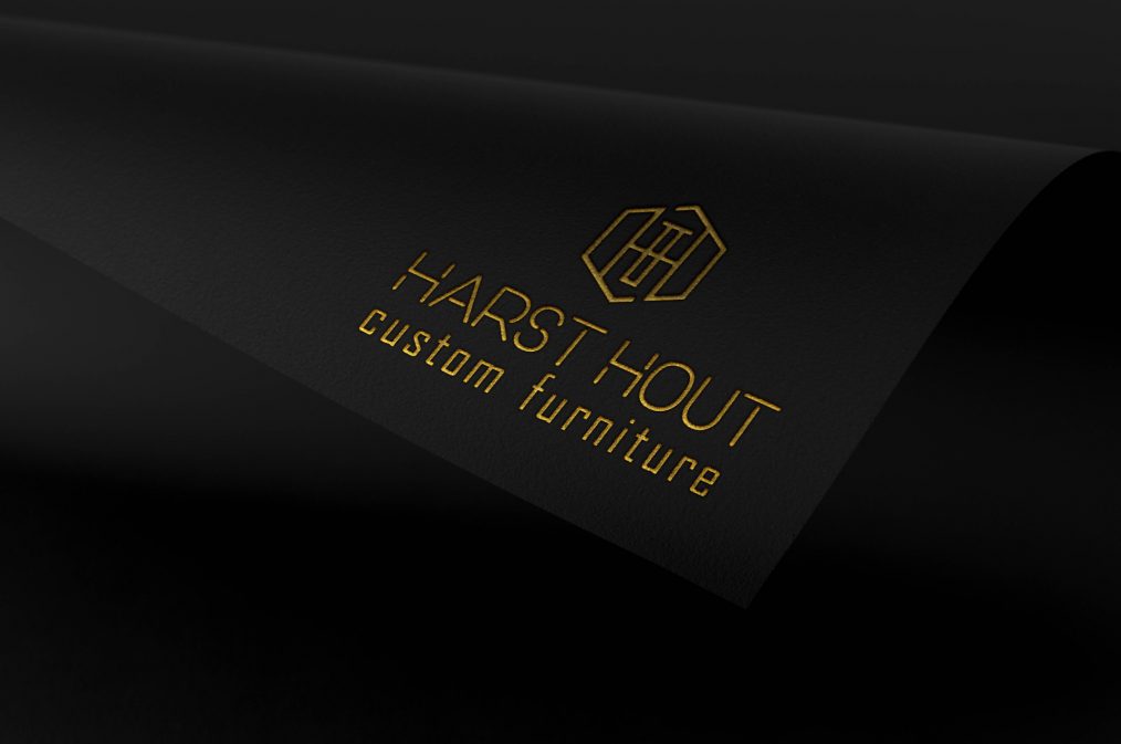 Logo Harst Hout Custom Furniture - Branding door ILUZIE - goud op zwart papier